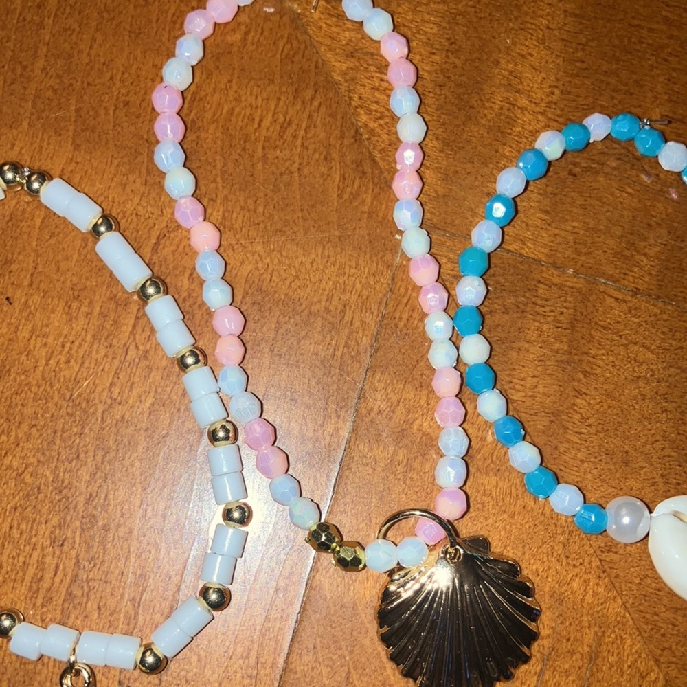 Three beachy bracelets - Picture 3 of 4